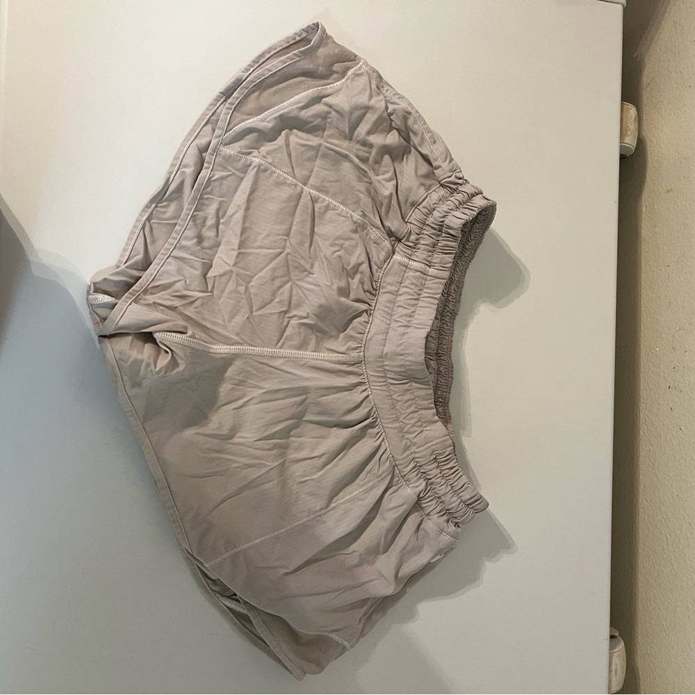 White Lululemon shorts, hottie hots size 6